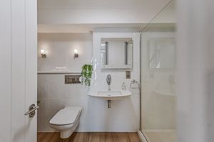 Shower room- click for photo gallery